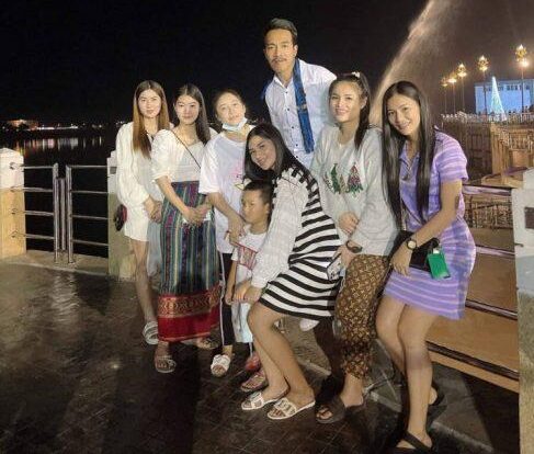 EIGHT-WIVES1