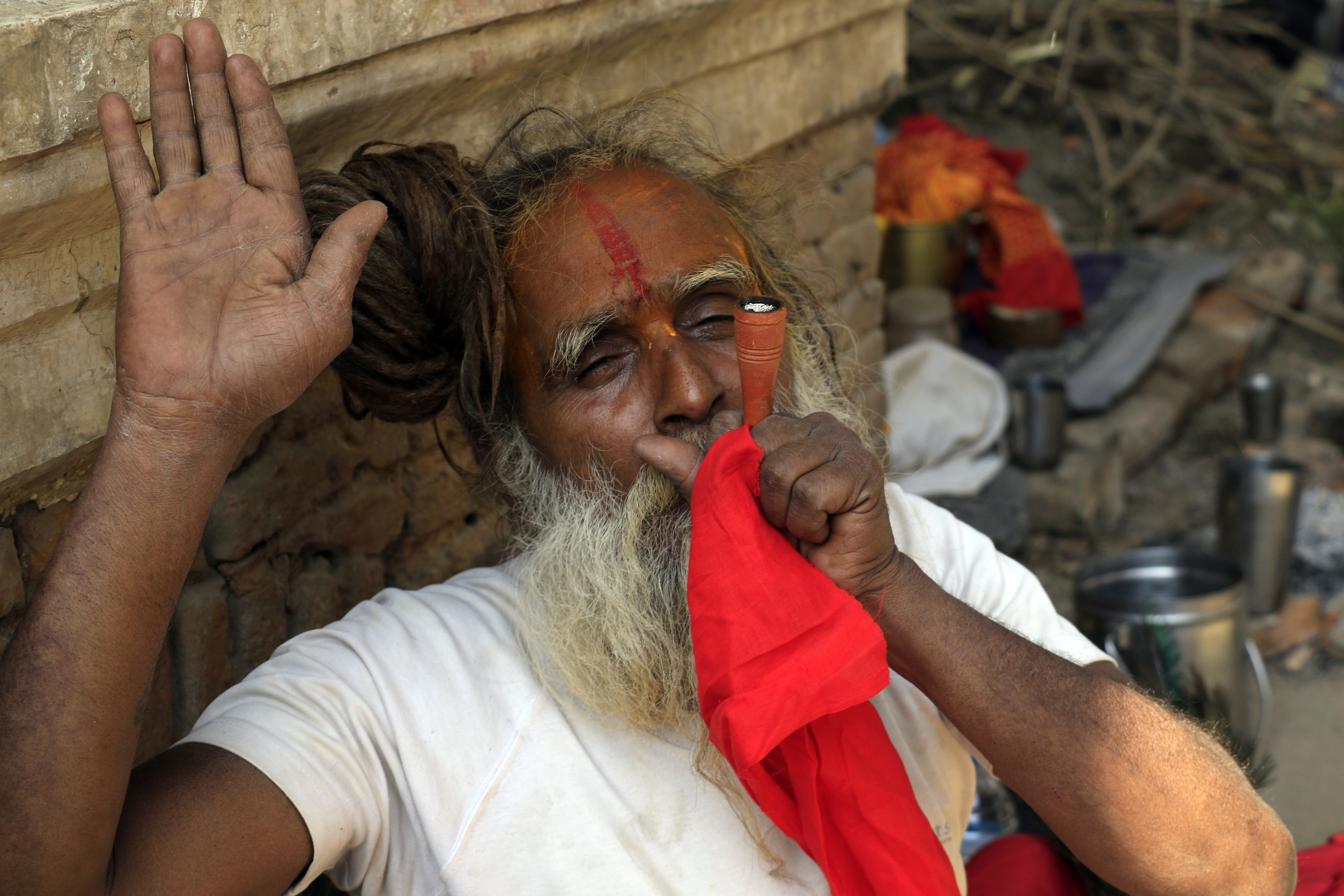 पशुपतिनाथ मन्दिर परिसरमा गाँजा तान्दै साधुसन्त ।