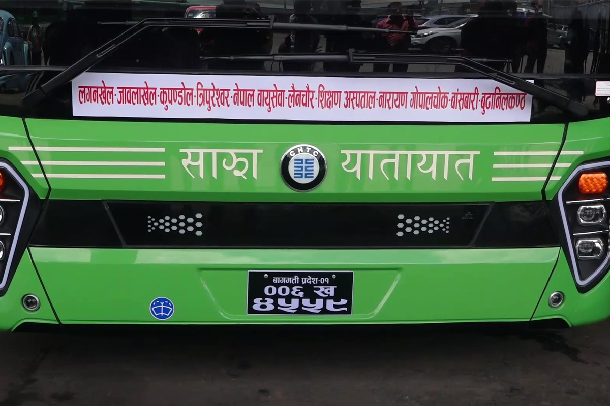 काठमाडाैं, असार २३ : साझा यातायातले बिहीबारदेखि नयाँ विद्युतीय बस सञ्चालनमा ल्याएको छ।  चीनबाट पहिलो चरणमा ल्याइएका तीनवटा विद्युतीय बस बिहीबारबाट सञ्चालमा आएका हुन्।  साझाका संस्थापक अध्यक्ष विश्वबन्धु थापाले उक्त विद्युतीय बसको हरियो झण्डा देखाएर शुभारम्भ गरे।  विद्युतीय बस रत्नपार्क, ठमेल नयाँ बसपार्क हुँदै एअरपोर्टको रुट र लगनखेल, रत्नपार्क हुँदै बूढानीलकण्ठ रुटमा सञ्चालन भएको साझा यातायातले जानकारी दिएको छ।  साझाका तीनवटै बसमा चालक र परिचालक महिला छन्। अन्य ३७ वटा बस श्रावण महिनाभित्रै भित्राउने र दशै अघि सेवा सुरु हुने बताइएको छ।  साझा यातायातले विद्युतीय बसको चार्जिङ स्टेसनका लागि सरकारले जग्गा उपलब्ध  गराउने विश्वास व्यक्त गरेको छ। 