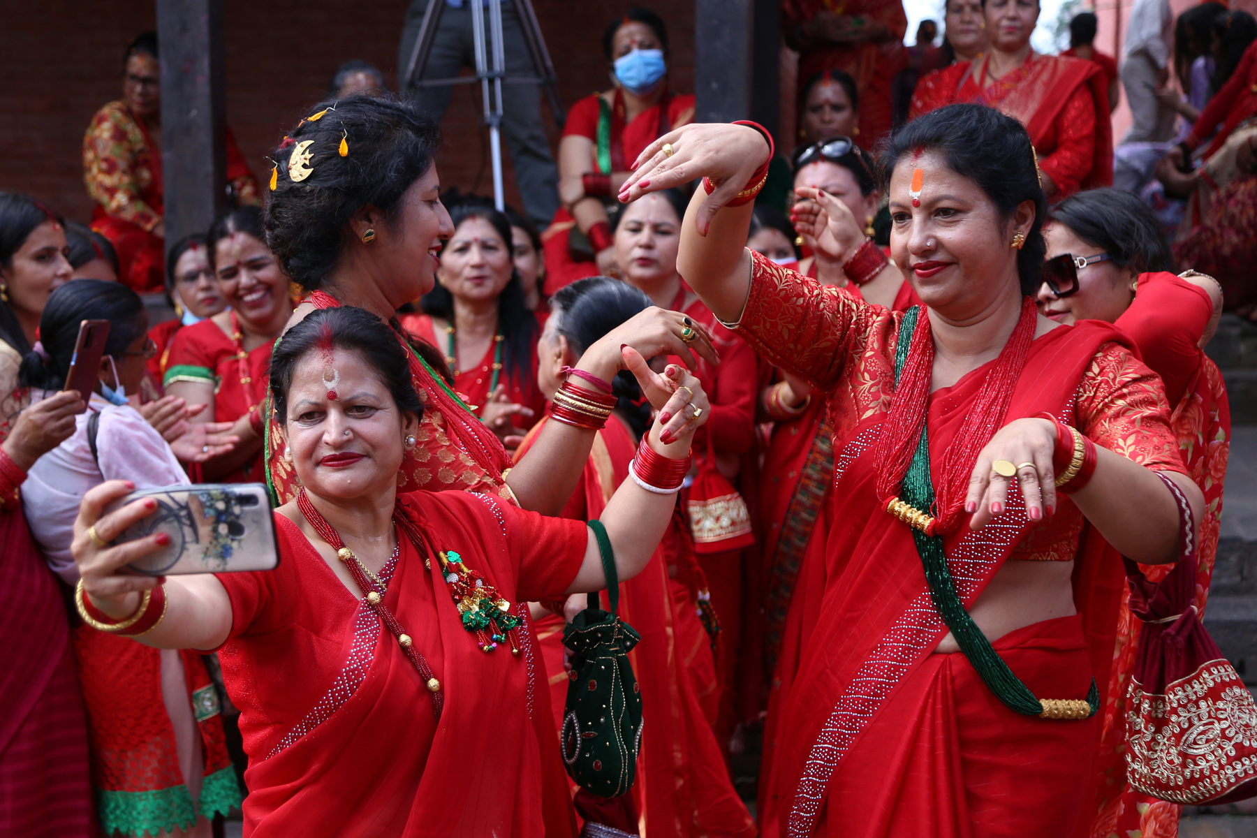 हरितालिका तीजको अवसरमा पशुपति मिन्दर परिसरमा नृत्य गर्दै महिलाहरु ।