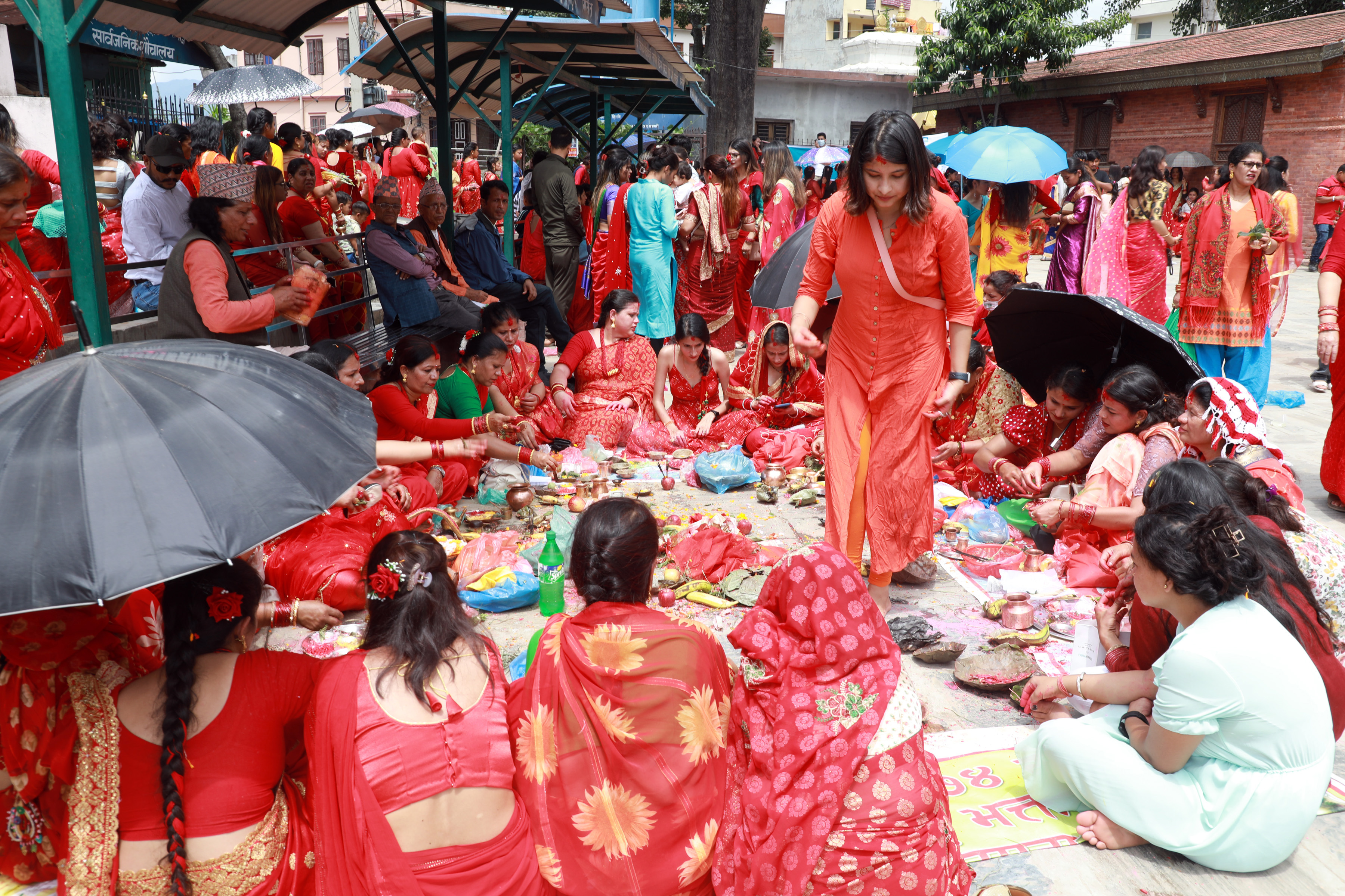 हरितालिका तीजको अवसरमा पशुपति मिन्दर परिसरमा नृत्य गर्दै महिलाहरु ।