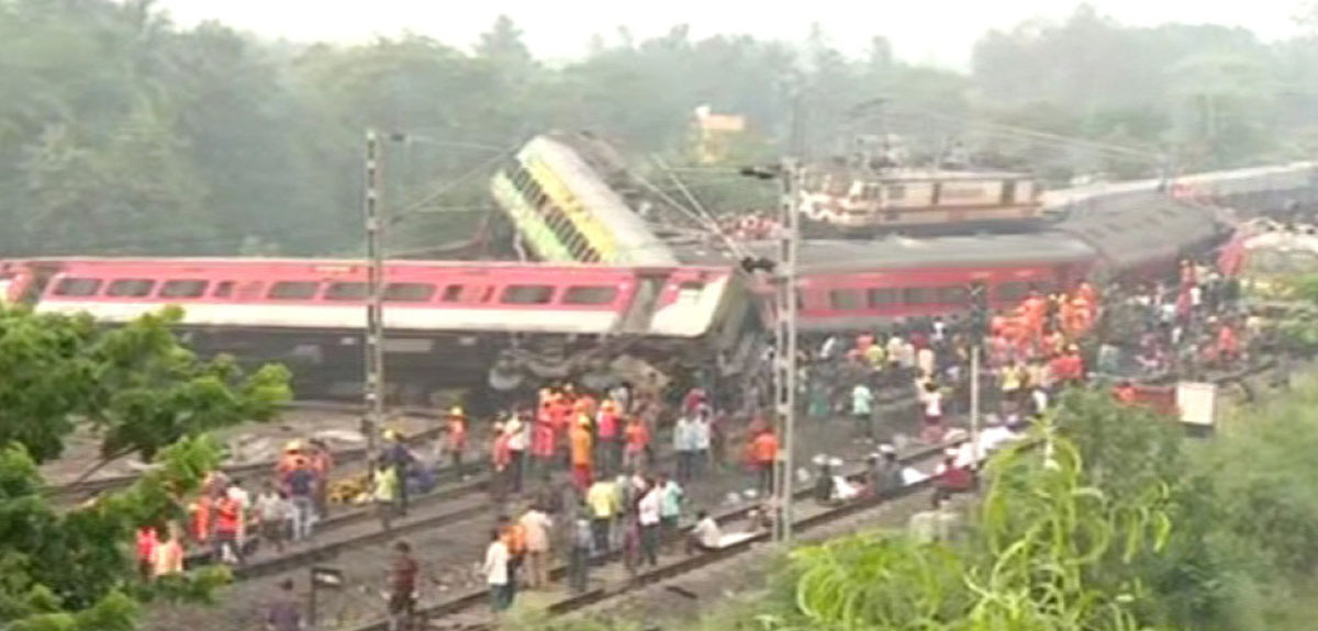 भारतको ओडिशामा भयानक रेल दुर्घटना, २२३ जनाको मृत्यु, ९ सय बढी घाइते
