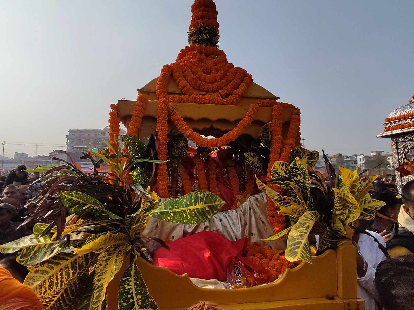 सप्ताहव्यापी विवाहपञ्चमी महोत्सवको अवसरमा विश्व रेकर्ड स्थापित गर्ने उद्देश्यले जनकपुरधामस्थित रंगभूमि मैदानमा १२ बिघामा ११ हजार ११ स्क्वायर फिटको अन्नबाट बनेको सीतारामको प्रतिमा । प्रतिमालाई शनिबारबाट सर्वसाधारणको अवलोकनका लागि खुल्ला गरिएको हो। भारतको शतिस गुर्जरसँगै आएका ८ जना कलाकारले ५ दिन लगाएर प्रतिमा निर्माण गरेका छन् ।