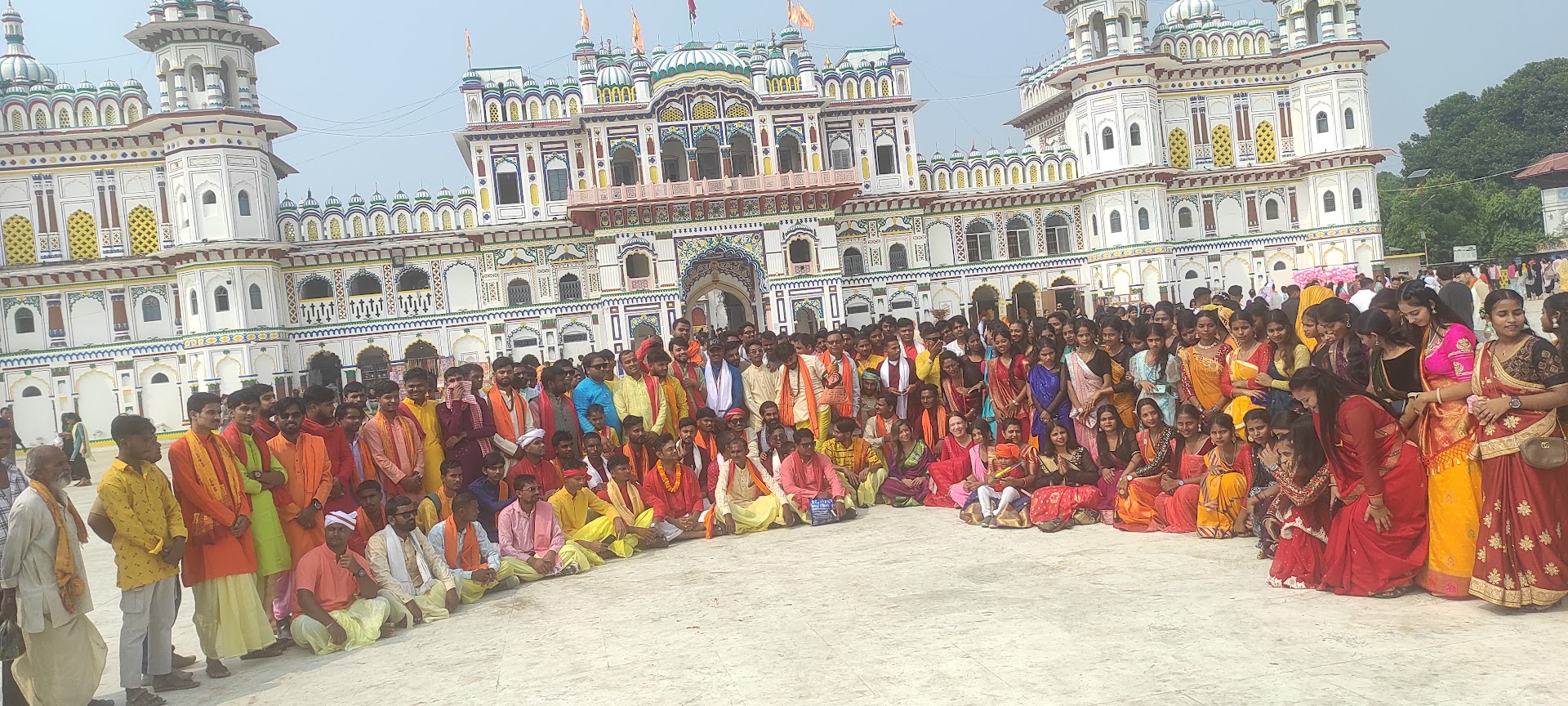 ‘अइबेर के छठीघाट, अपन सांस्कृतिक वस्त्रके साथ’ : धोती कुर्ता र नारी सुल्टो साडीमा (फोटो फिचर)