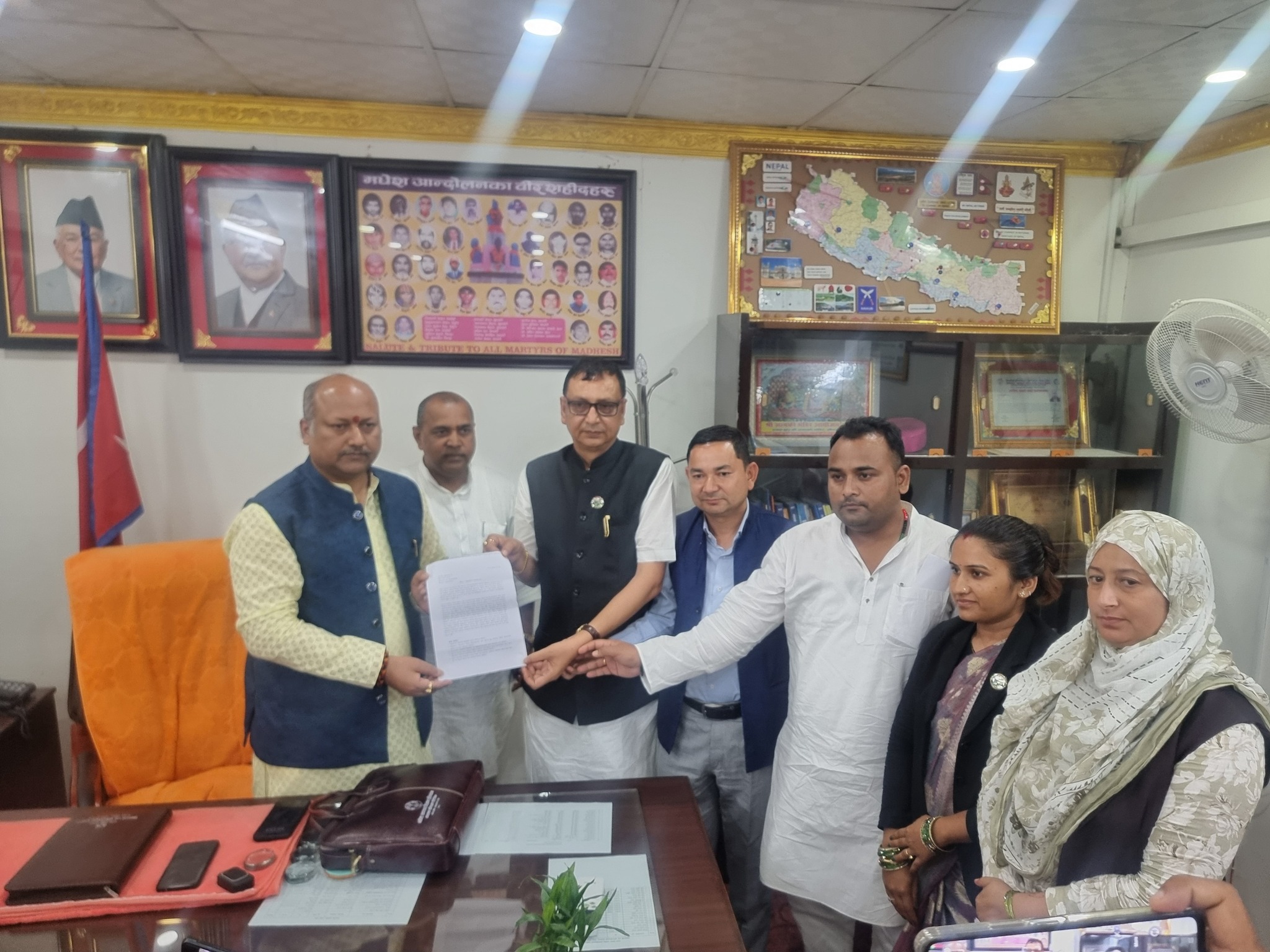 मधेश : किसानलाई राहत व्यवस्थापन गर्न प्रतिपक्षी दलले मुख्यमन्त्रीलाई बुझाए ज्ञापन