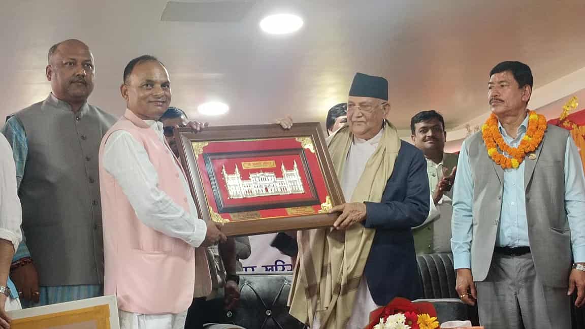 प्रधानमन्त्री ओली र सभामुख मण्डलद्वारा सडक शिलान्यास