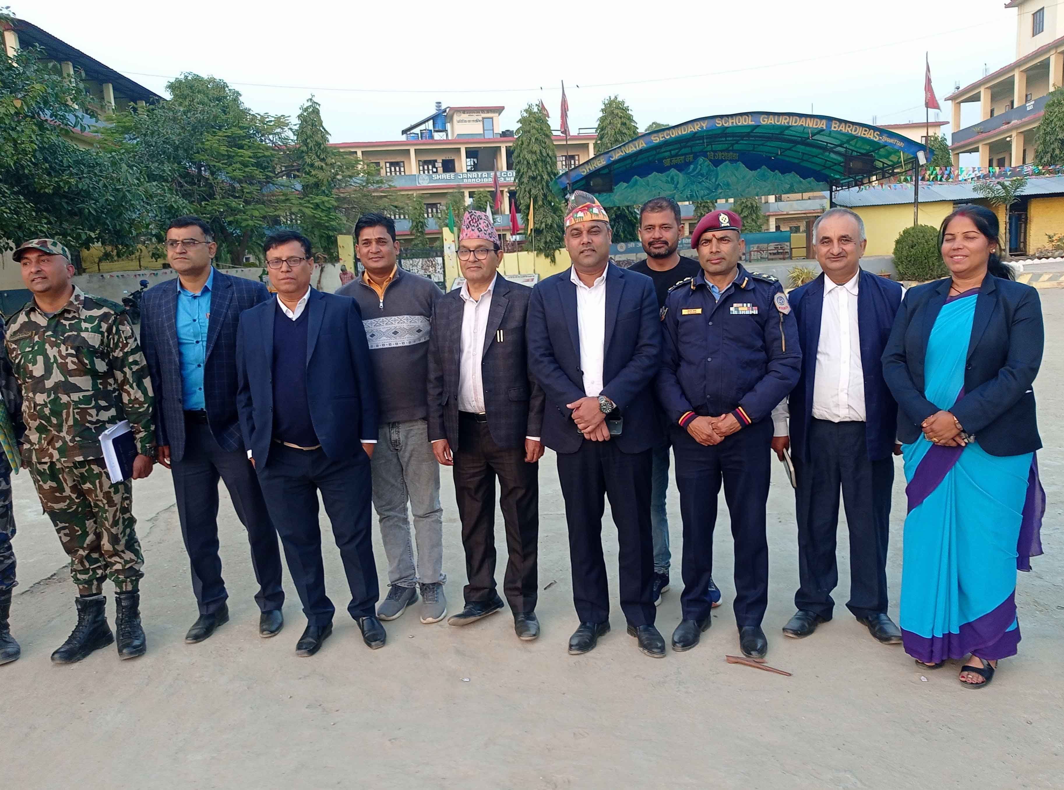 सुरक्षा अधिकारीबाट मतदानस्थलको निरीक्षण